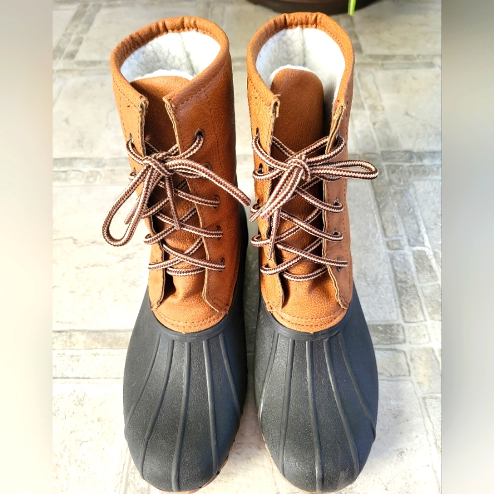 Duck boots. Like new!  Faux leather, poly-cotton lined, size 7.